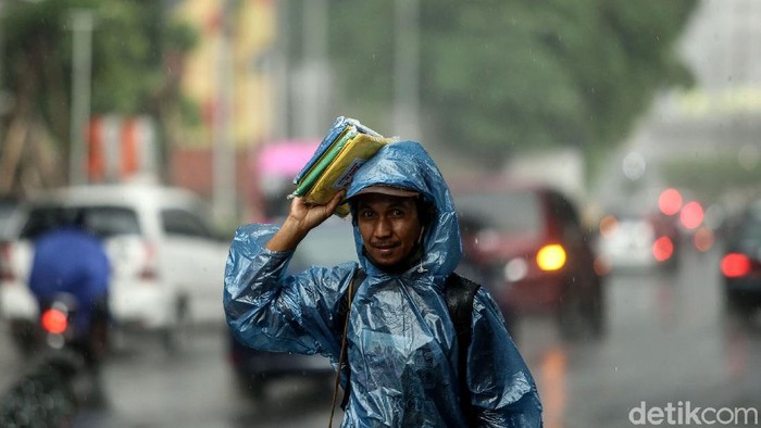 Hujan jadi berkah tersendiri bagi pedagang jas hujan di Jakarta. Pasalnya, saat hujan tak sedikit warga yang beli jas hujan agar dapat melanjutkan perjalanan.