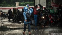 Seorang pedagang jas hujan pun mengatakan, bila hujan seharian ia mampu mendapat untung Rp 200 hingga Rp 500 ribu rupiah.