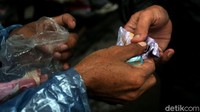 Para pedagang tersebut menjual jas hujan dengan harga yang bervariasi mulai dari Rp 10 ribu hingga Rp 15 ribu.