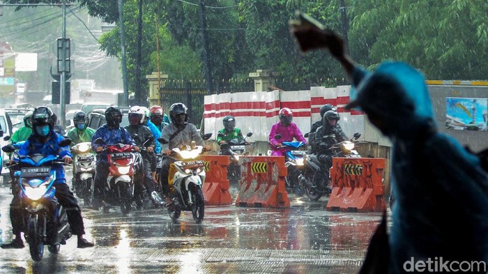 Hujan jadi berkah tersendiri bagi pedagang jas hujan di Jakarta. Pasalnya, saat hujan tak sedikit warga yang beli jas hujan agar dapat melanjutkan perjalanan.