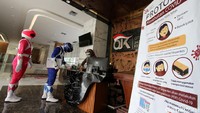 Dua orang warga berpakaian tokoh pahlawan super Power Rangers saat mengunjungi kantor OJK di Solo, Jawa Tengah, Rabu (4/11/2020).