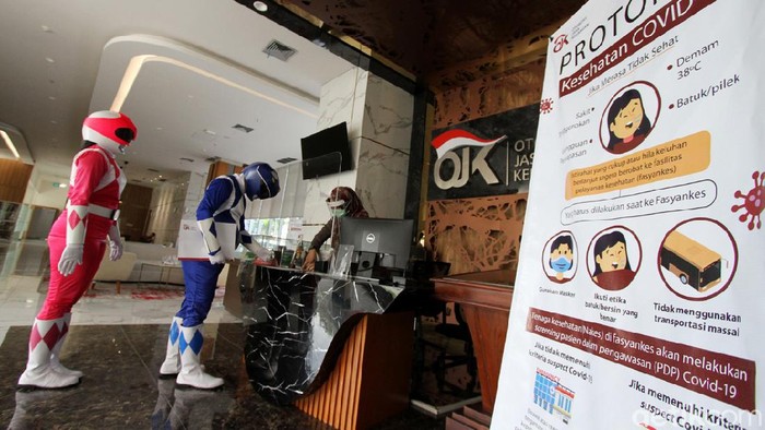 Saat Power Rangers Kunjungi Kantor OJK di Solo Pelayanan di kantor OJK Solo tetap berlangsung meski di tengah pandemi. Guna mencegah COVID-19, sejumlah protokol kesehatan pun diterapkan di sana.