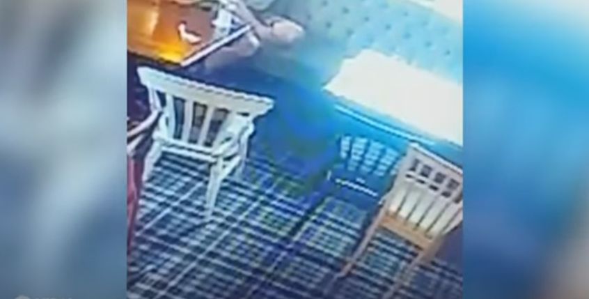 Seram! Hantu Ini Tertangkap Kamera Banting Gelas Bir di Restoran