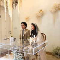 Sherina Munaf dan Baskara Mahendra Putra resmi menikah pada Selasa (3/11/2020). Hal tersebut diketahui melalui salah satu unggahan. Kami ingin menyampaikan kabar bahagia, bahwa pada hari Selasa, 3 November 2020 telah berlangsung akad nikah putra dan putri kami, Sinna Sherina Munaf dengan Baskara Mahendra Putra, buka unggahan tersebut yang diterima detikcom. (Foto: dok. Instagram)