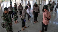 Kegiatan pencegahan misalnya memastikan warga mengenakan masker ketika beraktivitas di luar rumah, menjaga jarak aman, dan mendorong perilaku disiplin mencuci tangan dengan sabun.  