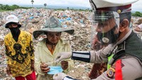 Petugas gabungan kemudian juga bisa memberikan sanksi bagi warga yang masih tidak disiplin dalam menerapkan protokol kesehatan.  