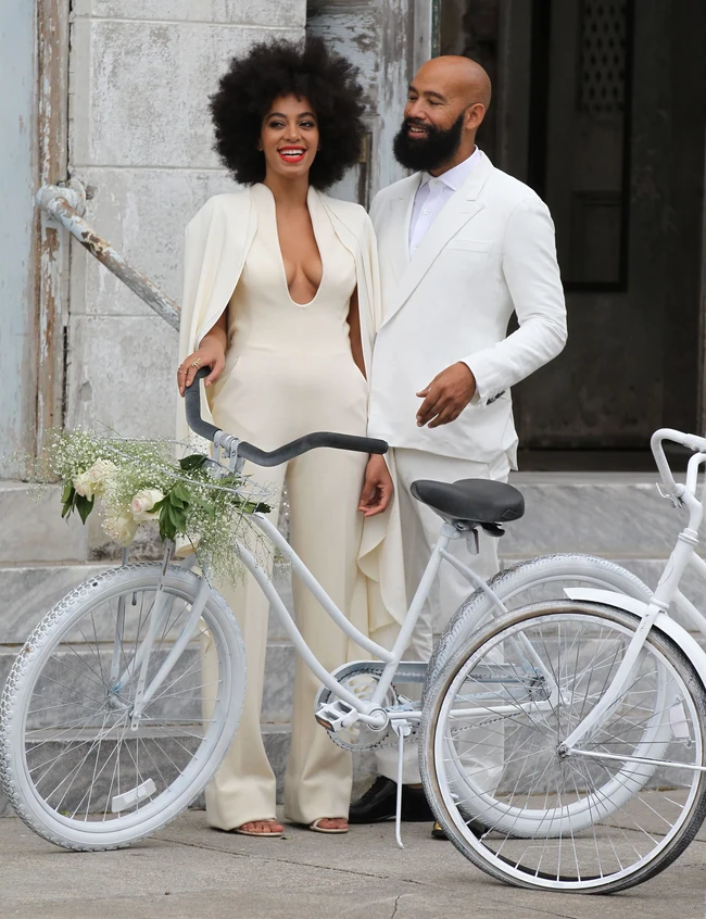 Adik dari Beyonce, Solange sempat jadi sorotan karena menggunakan jumpsuit saat menikah dengan Alan Ferguson. Solange Rolland menggunakan jumpsuit dengan aplikasi cape yang membuat penampilannya di hari pernikahannya tampak chic dan modern. Foto: dok. Solange