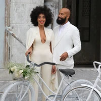 Adik dari Beyonce, Solange sempat jadi sorotan karena menggunakan jumpsuit saat menikah dengan Alan Ferguson. Solange Rolland menggunakan jumpsuit dengan aplikasi cape yang membuat penampilannya di hari pernikahannya tampak chic dan modern. Foto: dok. Solange