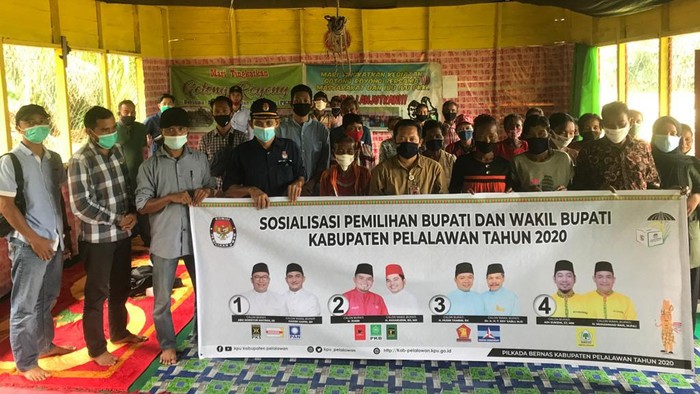Sosialisasi KPU dengan warga Suku Akit di Pelalawan, Riau