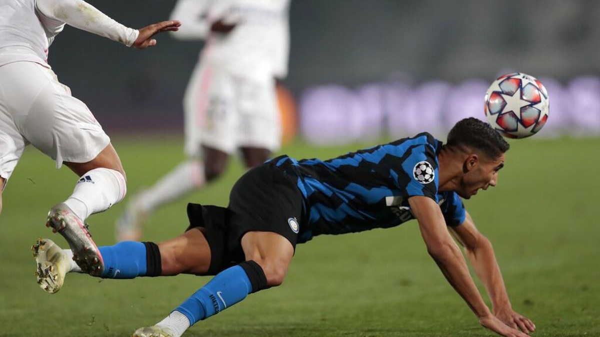 Gol pembuka Real Madrid ke gawang Inter Milan dinilai harusnya dianulir karena Achraf Hakimi didorong Ferland Mendy (Foto: AP/Bernat Armangue)