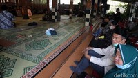 Mereka memanjatkan doa untuk almarhum.