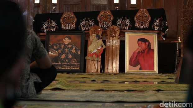 Pelayat berdatangan di rumah duka dalang Ki Seno Nugroho, Bantul, Yogyakarta, Rabu (4/11/2020). Dalang Ki Seno wafat pada Selasa (3/11/2020) malam.