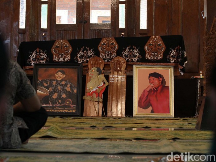Pelayat berdatangan di rumah duka dalang Ki Seno Nugroho, Bantul, Yogyakarta, Rabu (4/11/2020). Dalang Ki Seno wafat pada Selasa (3/11/2020) malam.