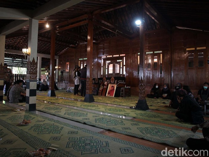 Pelayat berdatangan di rumah duka dalang Ki Seno Nugroho, Bantul, Yogyakarta, Rabu (4/11/2020). Dalang Ki Seno wafat pada Selasa (3/11/2020) malam.
