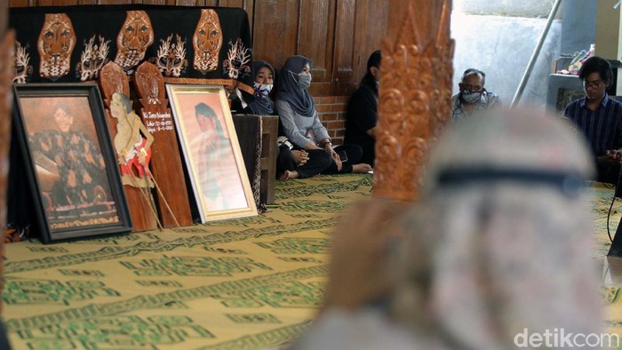Pelayat berdatangan di rumah duka dalang Ki Seno Nugroho, Bantul, Yogyakarta, Rabu (4/11/2020). Dalang Ki Seno wafat pada Selasa (3/11/2020) malam.