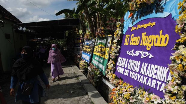 Pelayat berdatangan di rumah duka dalang Ki Seno Nugroho, Bantul, Yogyakarta, Rabu (4/11/2020). Dalang Ki Seno wafat pada Selasa (3/11/2020) malam.