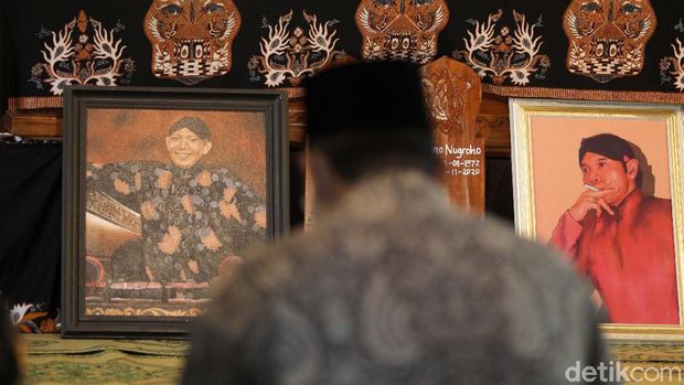 Pelayat berdatangan di rumah duka dalang Ki Seno Nugroho, Bantul, Yogyakarta, Rabu (4/11/2020). Dalang Ki Seno wafat pada Selasa (3/11/2020) malam.