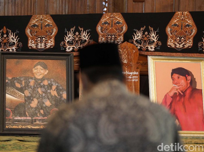 Pelayat berdatangan di rumah duka dalang Ki Seno Nugroho, Bantul, Yogyakarta, Rabu (4/11/2020). Dalang Ki Seno wafat pada Selasa (3/11/2020) malam.