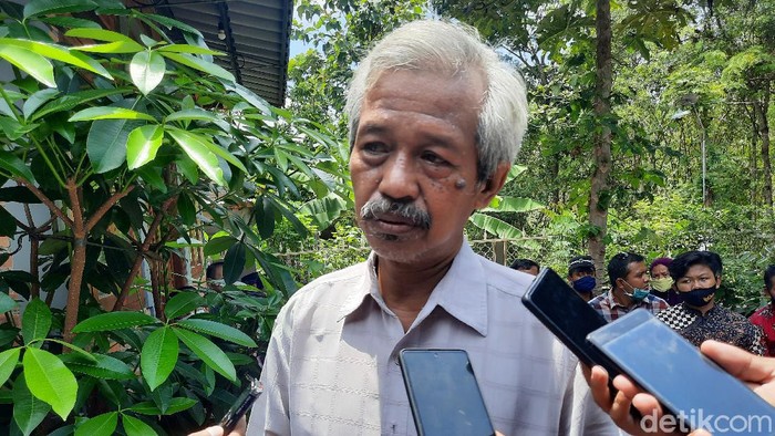 Susilo Nugroho alias Den Baguse Ngarsa saat menghadiri pemakaman Ki Seno Nugroho, Rabu (4/11/2020).