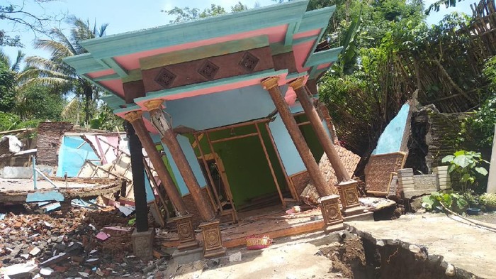 Peristiwa tanah gerak terjadi di Dusun Panggungrejo, Desa Baturetno, Kecamatan Dampit, Kabupaten Malang. Sebuah rumah nyaris roboh setelah mengalami keretakan.