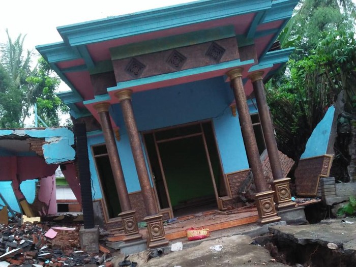 Peristiwa tanah gerak terjadi di Dusun Panggungrejo, Desa Baturetno, Kecamatan Dampit, Kabupaten Malang. Sebuah rumah nyaris roboh setelah mengalami keretakan.