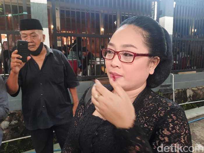 Tatin Lestari Handayani, pesinden