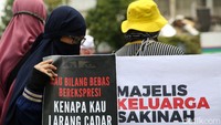 Massa membawa bermacam poster dan spanduk.