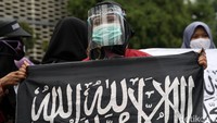 Peserta aksi juga tampak memakai masker guna mencegah penyebaran virus Corona.