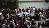 Perwakilan demonstran berorasi.