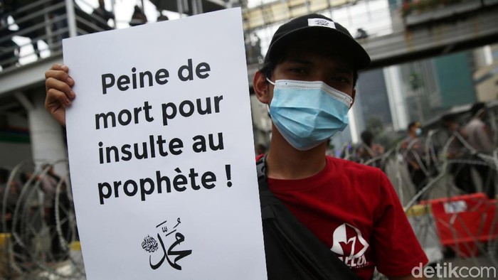 Terkait Macron, Kedubes Prancis Kembali Digeruduk Massa Kedutaan Besar Prancis di Jakarta kembali digeruduk massa, Rabu (4/11/2020). Mereka mengecam pernyataan Macron yang telah melukai hati umat muslim.