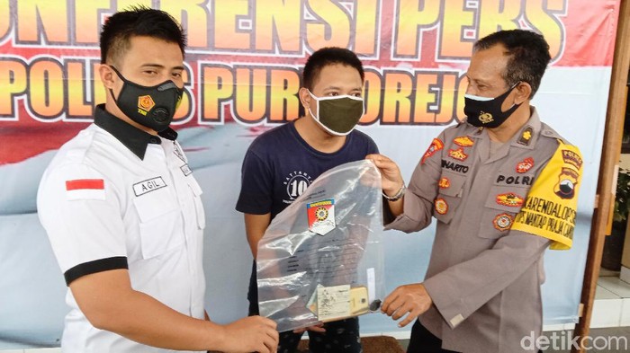Tersangka ancam sebar foto bugil dihadirkan dalam jumpa pers di Mapolres Purworejo, Rabu (4/11/2020).