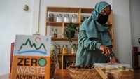 Toko yang menerapkan konsep nol sampah (bulk store) tersebut menyediakan sejumlah keperluan dapur bagi pelaku gaya hidup zero waste seperti bumbu dapur hingga detergen organik serta didirikan untuk mengedukasi sekaligus memfasilitasi masyarakat untuk memulai gaya hidup mengurangi sampah.