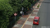Trotoar juga tampak rapi dan bersih.