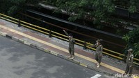 Satpol PP disiagakan di trotoar untuk berjaga.