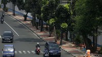 Petugas menjaga kebersihan trotoar.