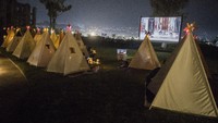 Tempat wisata ini menyajikan pengalaman dan momen spesial nonton film serta berpiknik di ruang terbuka.