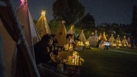 Film akan diputar melalui layar proyektor besar dengan pemandangan alam di malam hari dan kerlap-kerlip bintang. Hembusan udara yang sejuk juga cocok untuk menambah suasana syahdu bersama pasangan atau keluarga.