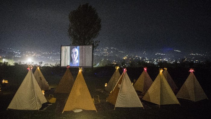 Bandung terkenal sebagai salah satu kota yang kaya akan destinasi wisata. Salah satunya bioskop tenda yang usung konsep nonton film di ruang terbuka. Penasaran?