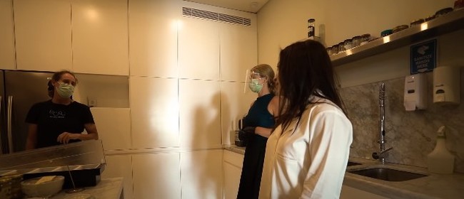 Akan ada chef yang melayani Nikita dan Indra Priawan selama menginap di sana. Tak tanggung-tanggung, kokinya itu adalah chef berpengalaman dari Australia. Foto: YouTube/Nikita Willy Official