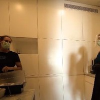 Akan ada chef yang melayani Nikita dan Indra Priawan selama menginap di sana. Tak tanggung-tanggung, kokinya itu adalah chef berpengalaman dari Australia. Foto: YouTube/Nikita Willy Official