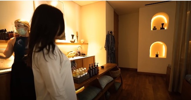 Nggak kalah mewah dengan hotel berbintang, villa ini juga memiliki ruangan spa nya sendiri. Sehingga Nikita dan Indra tidak perlu lagi repot-repot pergi ke luar jika ingin melakukan spa. Foto: YouTube/Nikita Willy Official