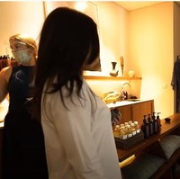 Nggak kalah mewah dengan hotel berbintang, villa ini juga memiliki ruangan spa nya sendiri. Sehingga Nikita dan Indra tidak perlu lagi repot-repot pergi ke luar jika ingin melakukan spa. Foto: YouTube/Nikita Willy Official