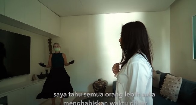 Tak hanya itu saja, villa tempat Nikita dan Indra Priawan menginap ini juga memiliki beragam fasilitas mewah ala hotel bintang lima. Jika bosan, kamu bisa bermain ps atau beragam permainan lain yang telah disediakan di villa tersebut. Foto: YouTube/Nikita Willy Official