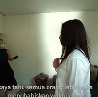 Tak hanya itu saja, villa tempat Nikita dan Indra Priawan menginap ini juga memiliki beragam fasilitas mewah ala hotel bintang lima. Jika bosan, kamu bisa bermain ps atau beragam permainan lain yang telah disediakan di villa tersebut. Foto: YouTube/Nikita Willy Official