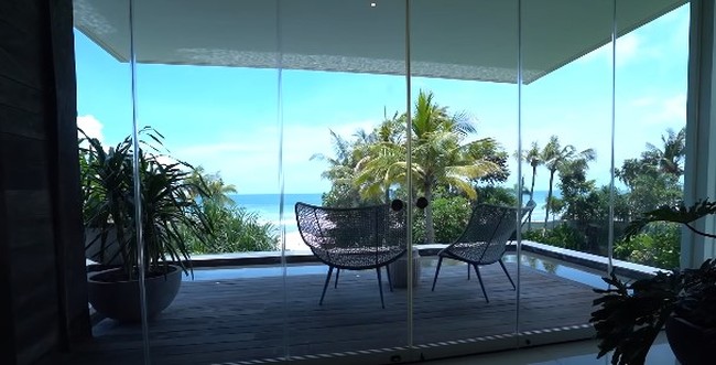 Dari villa tersebut Nikita dan Indra bisa langsung melihat indahnya pemandangan pantai Bali. Jika ingin berenang, villa tersebut juga memiliki dua kolam renang loh.. Foto: YouTube/Nikita Willy Official