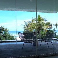 Dari villa tersebut Nikita dan Indra bisa langsung melihat indahnya pemandangan pantai Bali. Jika ingin berenang, villa tersebut juga memiliki dua kolam renang loh.. Foto: YouTube/Nikita Willy Official