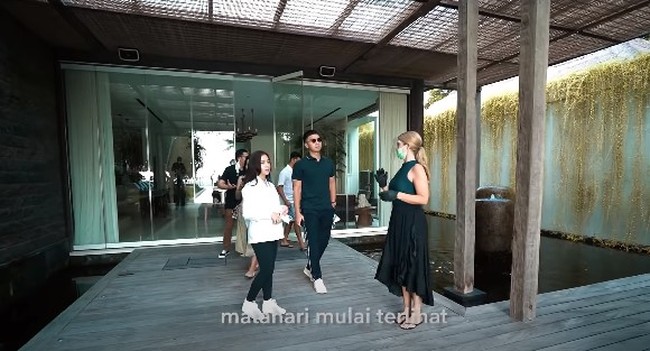Dalam video tersebut Nikita mengaku bahwa awalnya dia mengira hanya akan berlibur berdua saja dengan Indra, namun ternyata Indra mengajak serta sahabat-sahabatnya yang berada di Pulau Dewata itu. Foto: YouTube/Nikita Willy Official