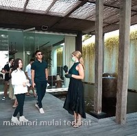 Dalam video tersebut Nikita mengaku bahwa awalnya dia mengira hanya akan berlibur berdua saja dengan Indra, namun ternyata Indra mengajak serta sahabat-sahabatnya yang berada di Pulau Dewata itu. Foto: YouTube/Nikita Willy Official