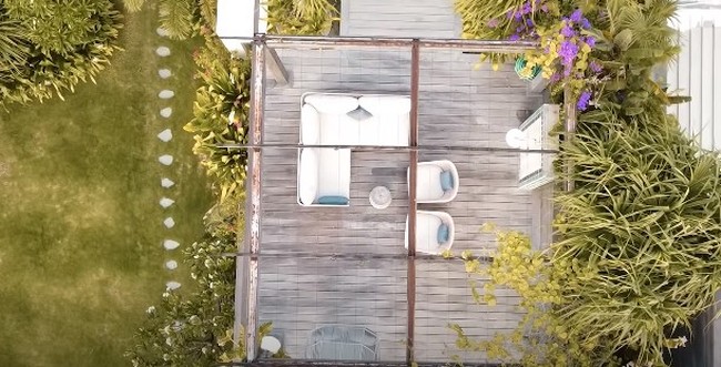 Villa di area Seminyak ini memiliki enam kamar tidur. Masing-masing kamar tidur cukup luas dan memiliki kamar mandi dalam.  Foto: YouTube/Nikita Willy Official