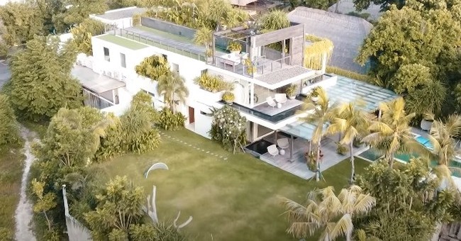 Setelah menikah beberapa waktu lalu, Nikita Willy dan Indra Priawan memutuskan untuk pergi berbulan madu ke Bali. Perjalanan keduanya dibagikan oleh Nikita melalui video di akun YouTube Nikita Willy Official yang berjudul Hari pertama mini honeymoon di Bali, Indra udah bohongin Niki. Foto: YouTube/Nikita Willy Official